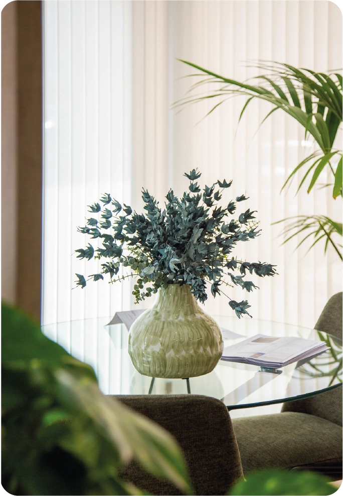 Florero sobre mesa de cristal