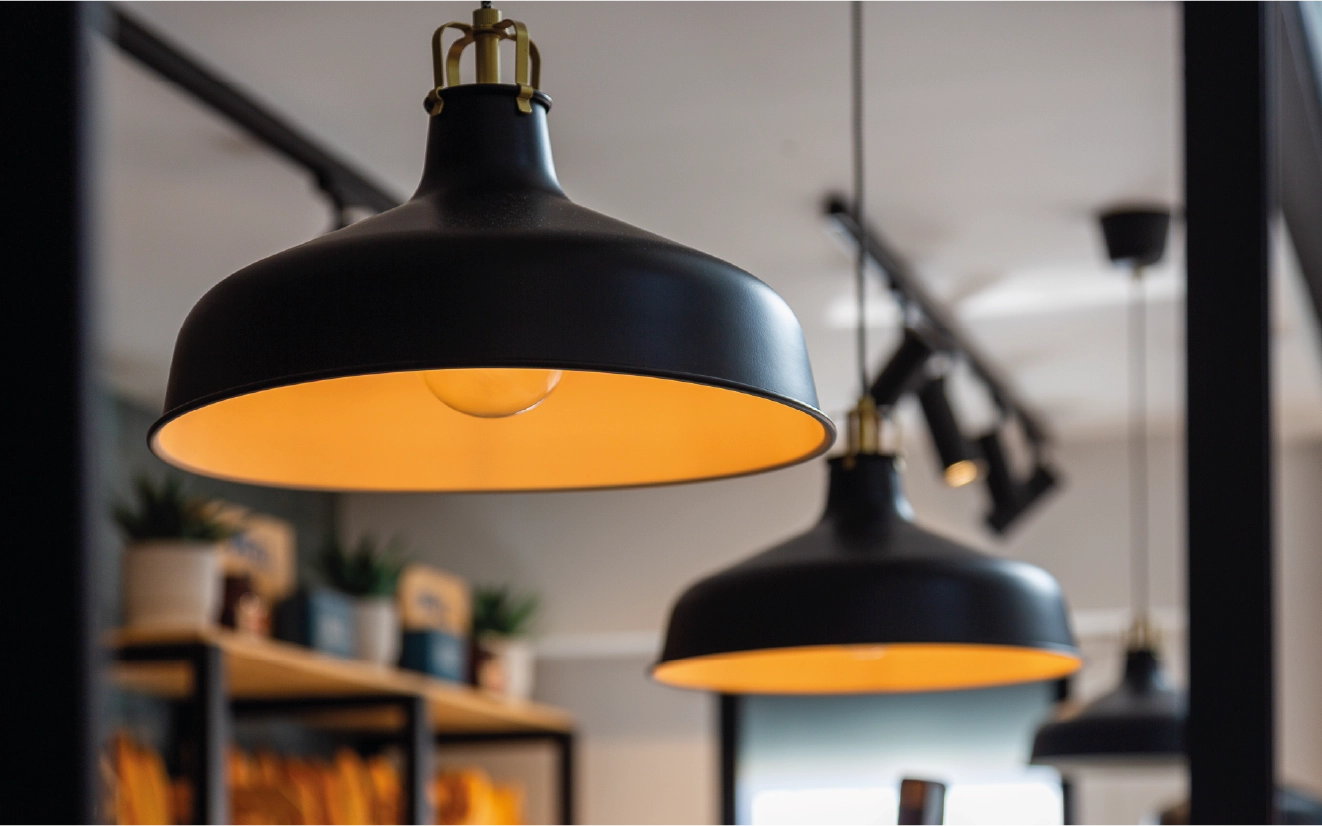 Lámparas colgantes industriales con interior amarillo