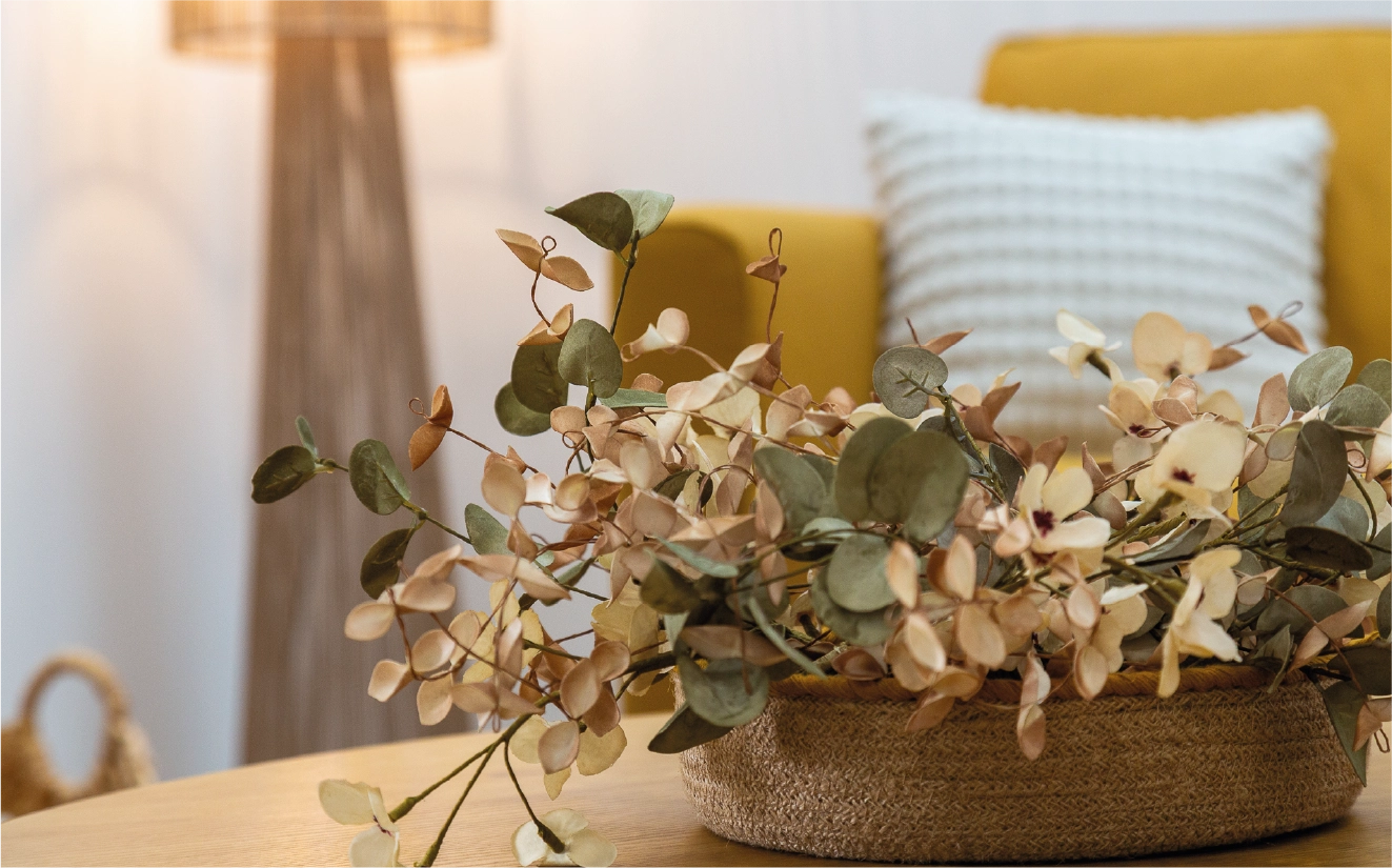 Ramo de eucalipto decorativo sobre mesa de madera