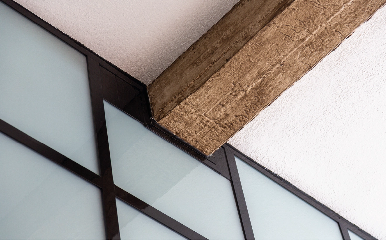 Detalle de reforma con viga de madera en techo