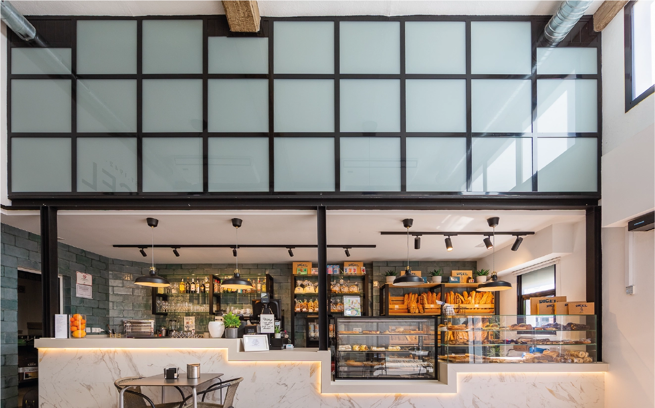 Fachada con estructura metálica en proyecto comercial moderno