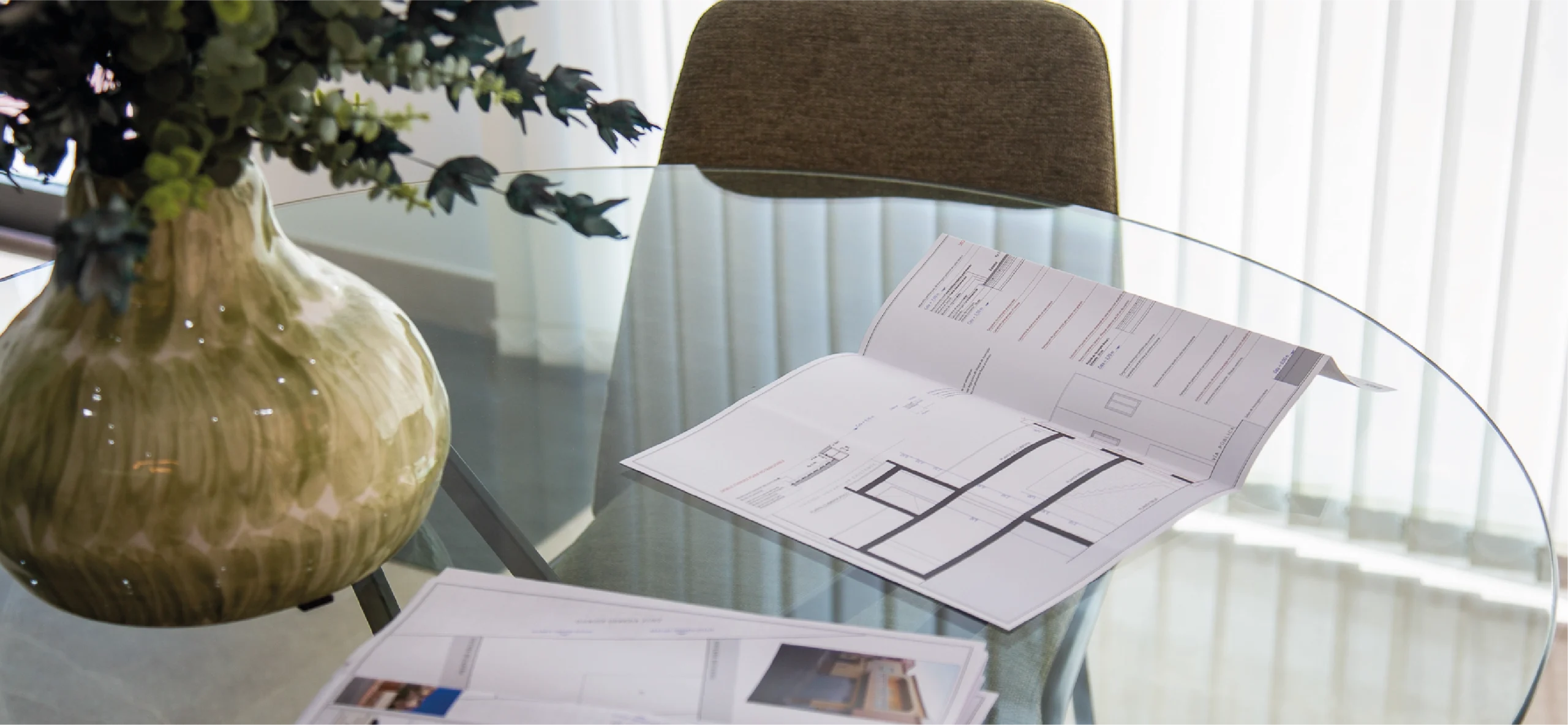 Primer plano de planos técnicos de arquitectura sobre mesa