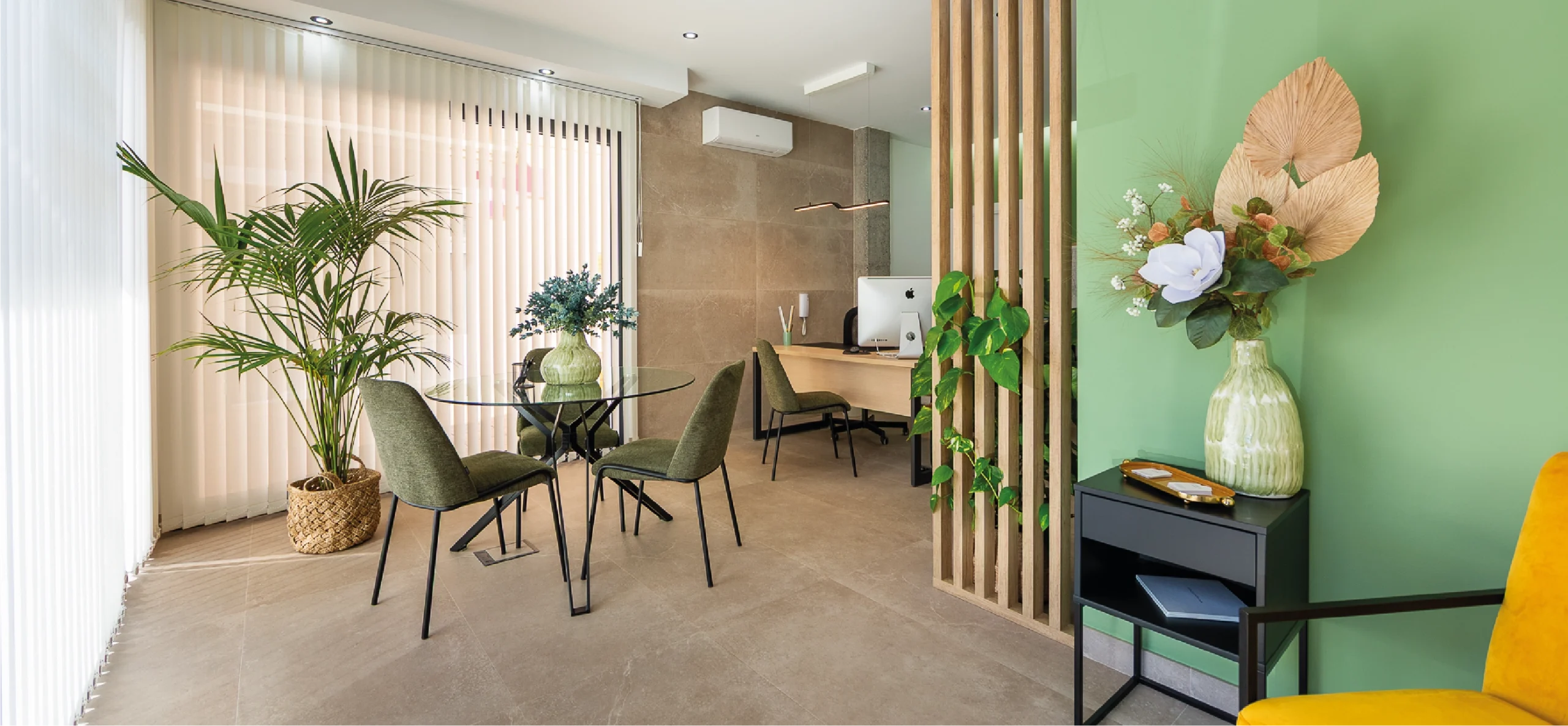 Oficina de CREA Arquitectura con estilo minimalista y funcional