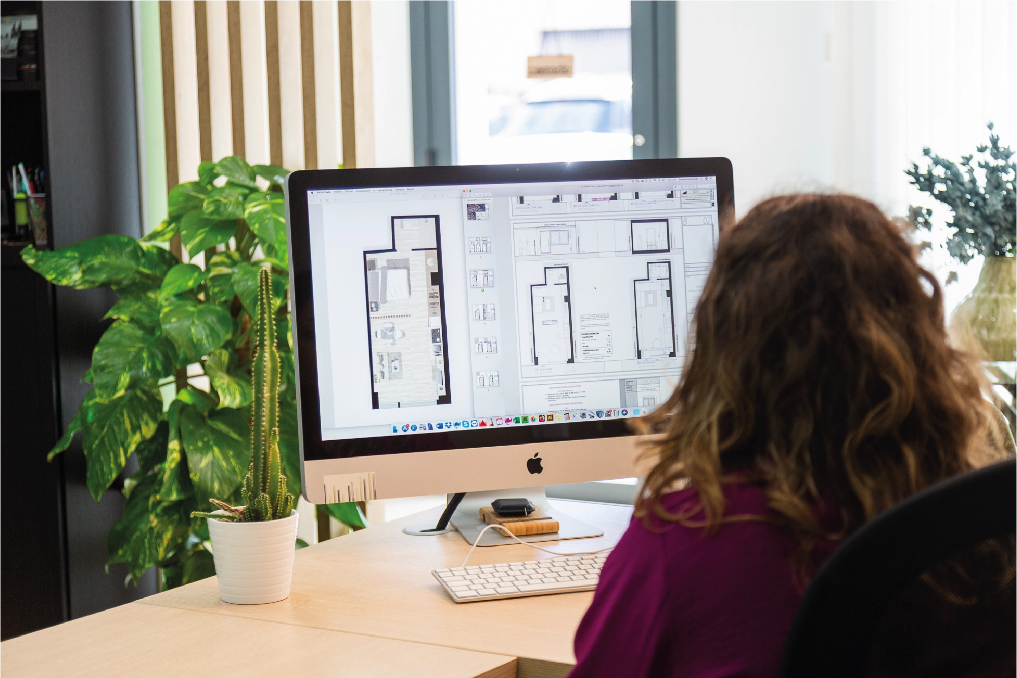Arquitecta revisando planos de proyecto de vivienda en Almería