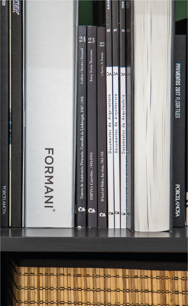 Detalle de estantería con revistas de diseño y arquitectura