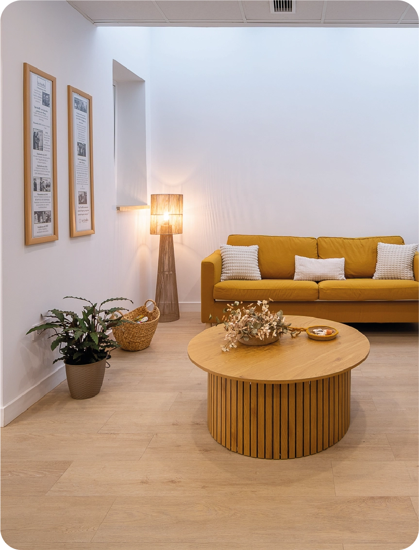 Zona de estar acogedora con lámpara y mesa de centro